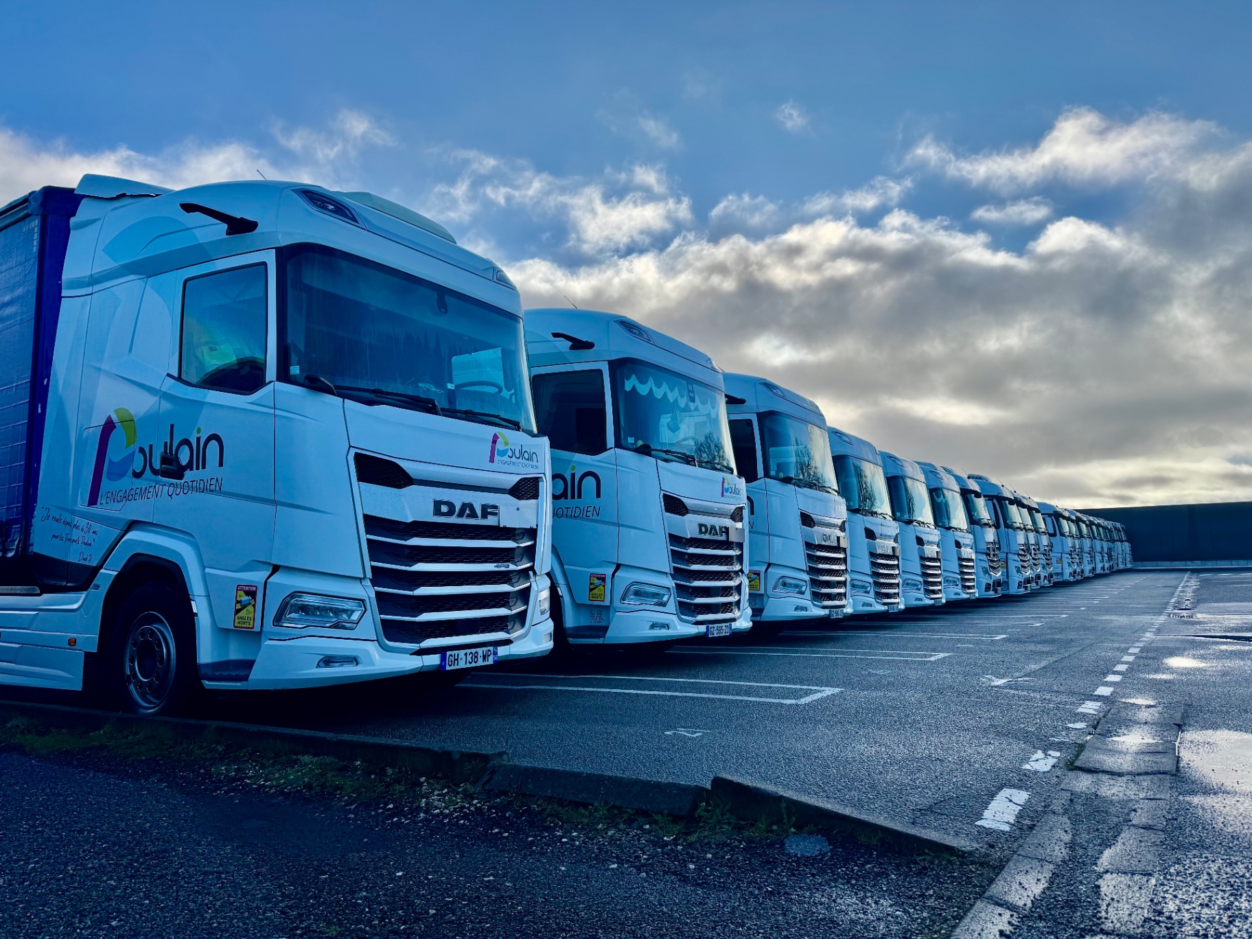 Flotte Transports Poulain — tracteurs DAF, transport Bretagne et France Flotte Transports Poulain — alignement de tracteurs DAF aux couleurs de l'entreprise